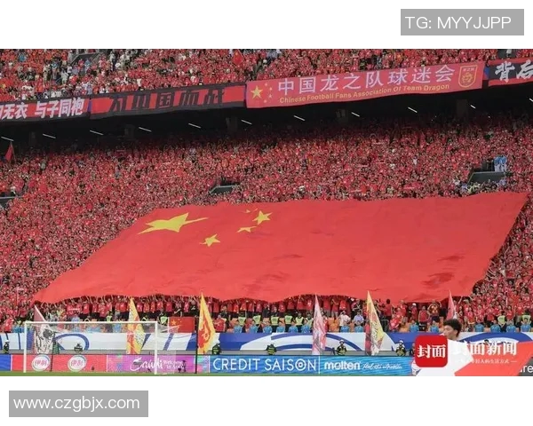 足球明星高举国旗的精彩瞬间展现激情与荣耀的照片集锦 足球明星高举国旗的精彩瞬间展现激情与荣耀的照片集锦