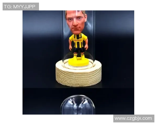 足球明星玩偶摆饰品打造个性家居风格的完美选择