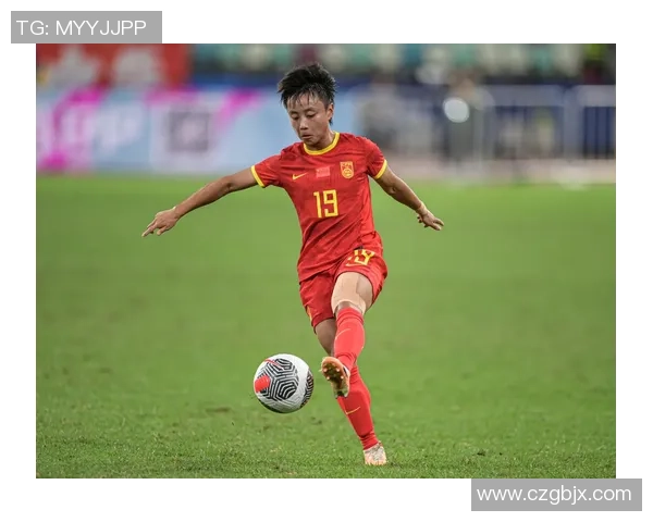 长发足球明星在赛场上自信展现风采与魅力的瞬间